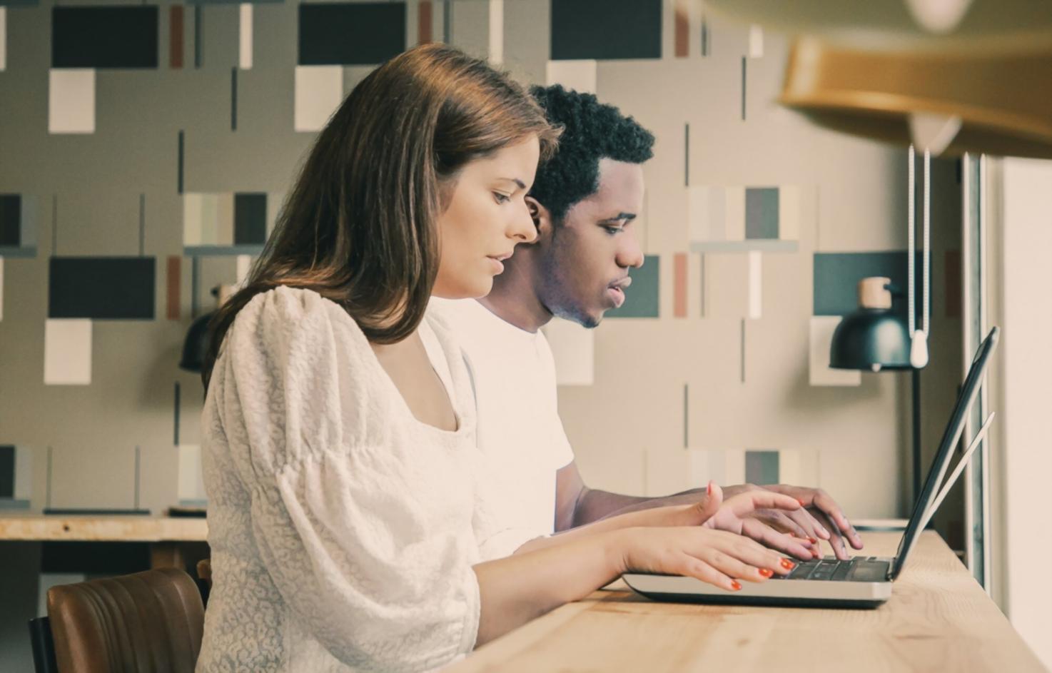 Analyse de documents financiers sur un bureau avec graphiques comparatifs